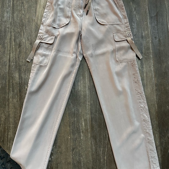 LeSuperbe cargo pants in Sand. Size 6 - Picture 7 of 8